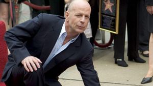 El actor Bruce Willis posa junto a su estrella del Paseo de la Fama, en una imagen de archivo.