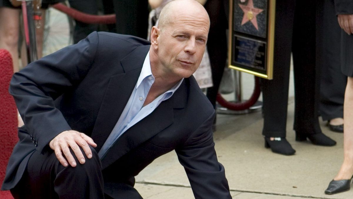 El actor Bruce Willis posa junto a su estrella del Paseo de la Fama.