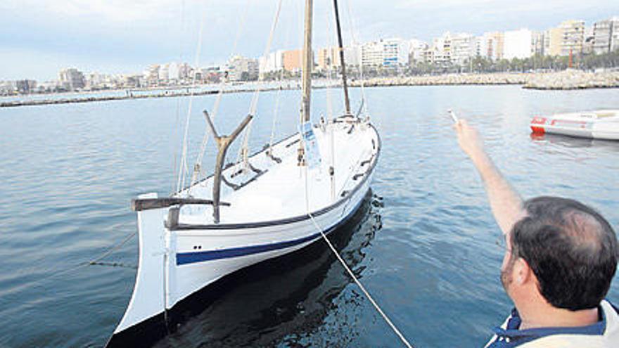 Un espectador contempla el restaurado llaüt, ayer en aguas de s´Arenal.