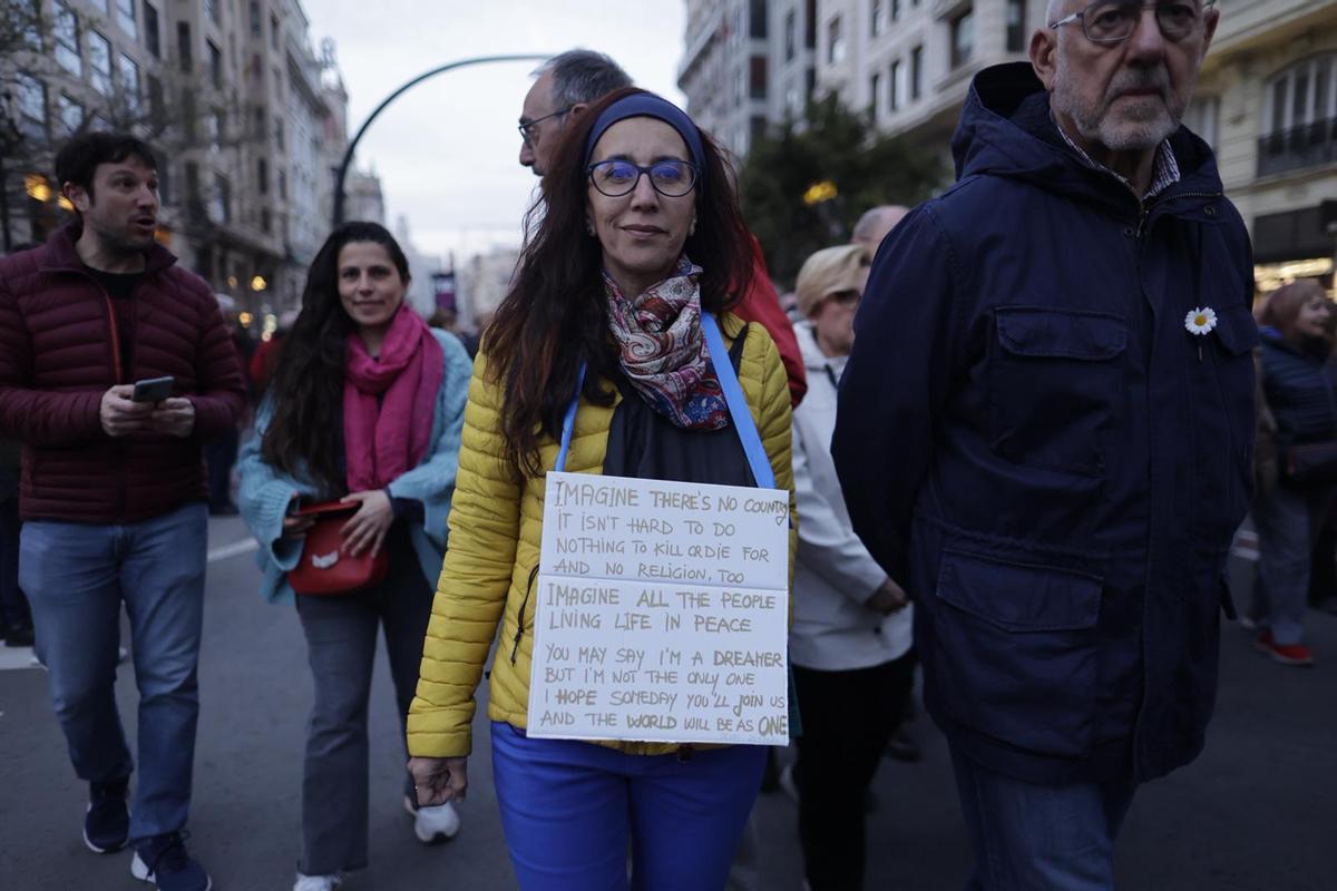 Manifestantes recorren las calles de València en la protesta del 'No a la guerra'