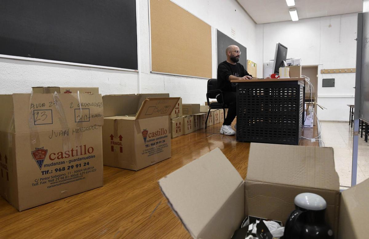 Cajas todavía sin abrir en una de las clases.