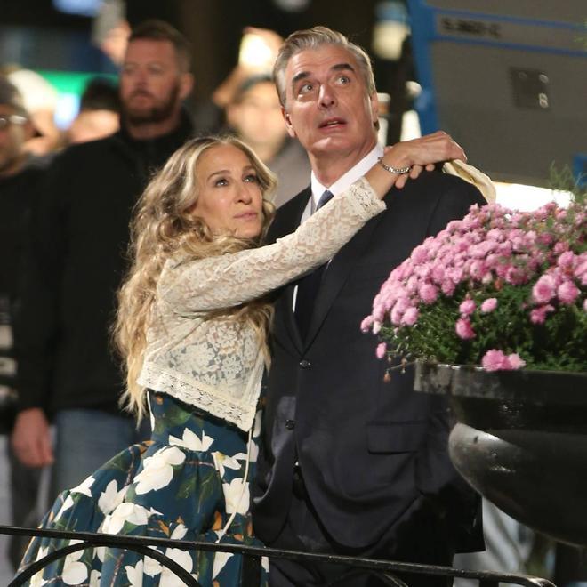 Sarah Jessica Parker y Chris Noth, abrazados ¿y felices? en el rodaje de 'And just like that'