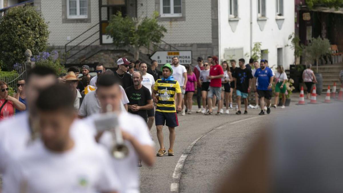 Los jóvenes de Illas, de peregrinación por el pueblo. En el círculo, los folixeros, en casa de Ramón Leonato. | M. F.