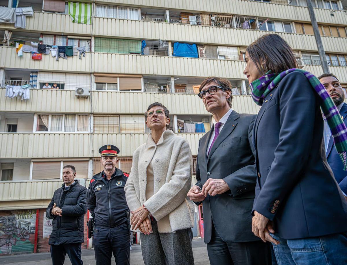 Salvador Illa visitant un barri de l'àrea metropolitana.