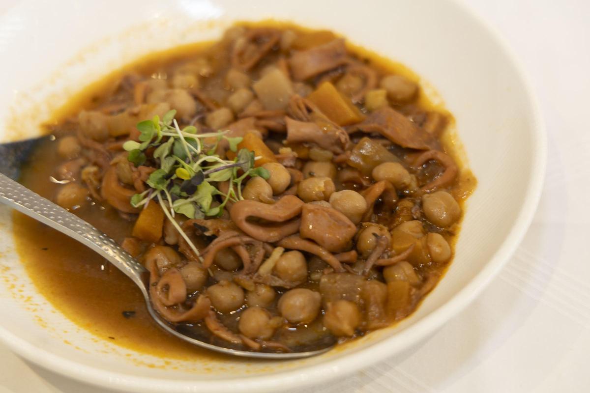 Guisito de pasamar con garbanzos.