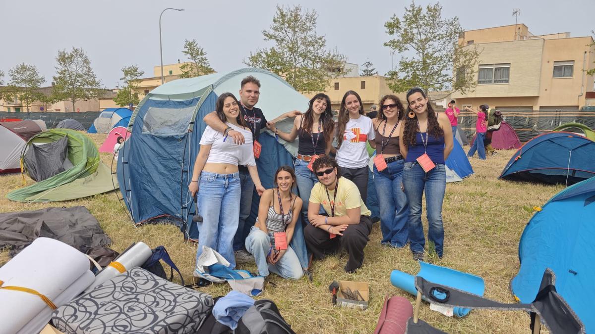 Un grupo de participantes, tras instalar las tiendas de campaña.