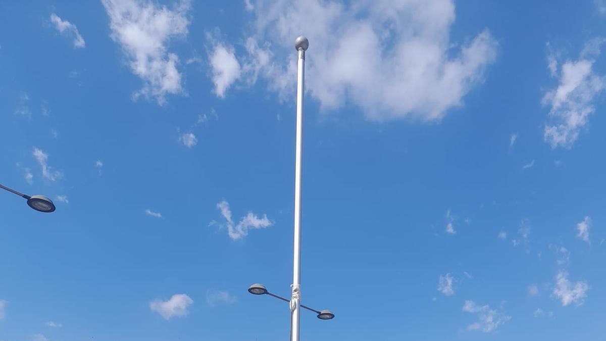 Mástil sin bandera, en el Jardín Chino de Murcia.