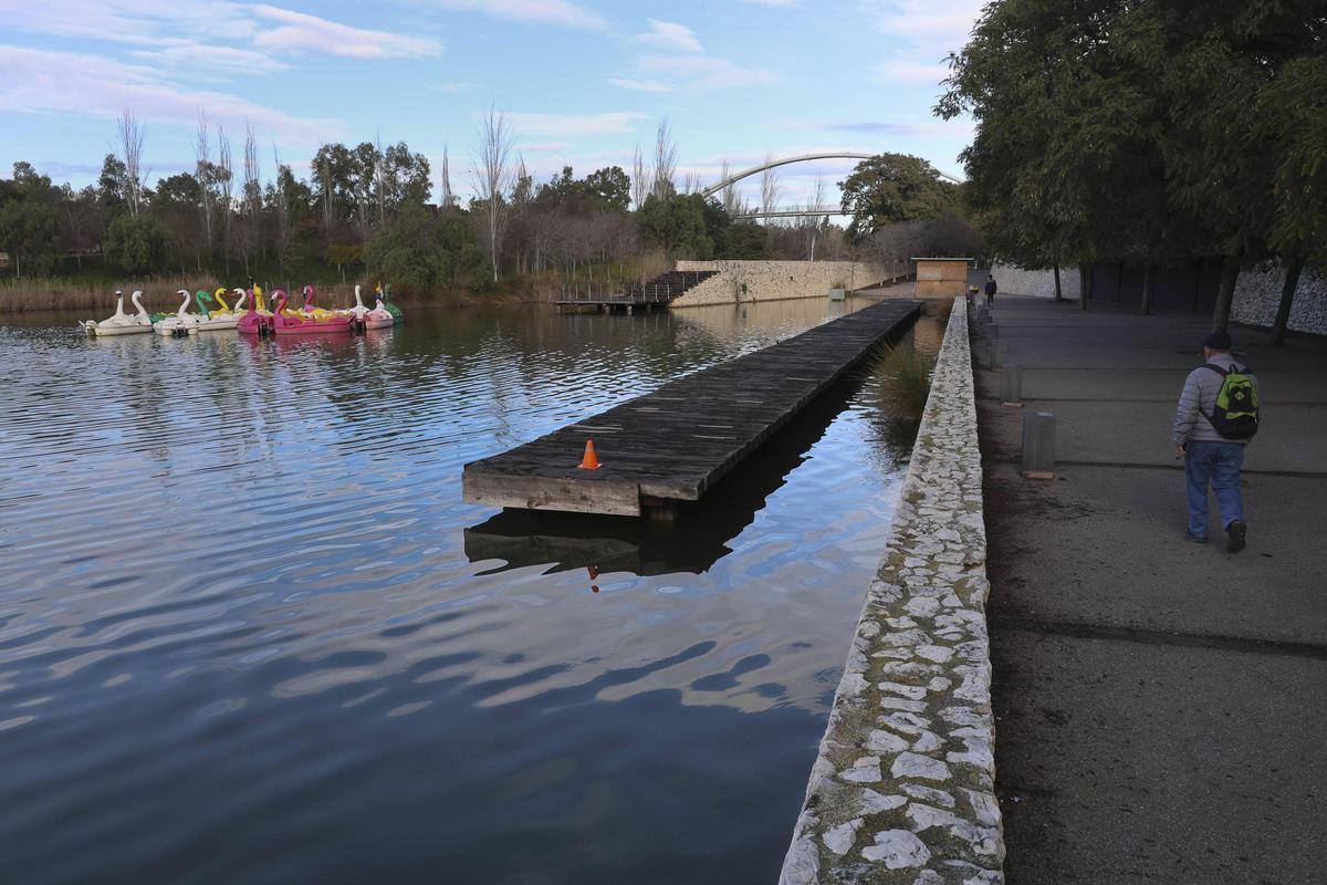 Las embarcaciones del lago llevan amarradas más de un año.