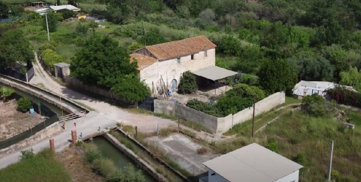 El Molí Nou de Santa Sofia se ubica en el margen derecho del río Millars, en una zona de un gran valor medioambiental, que se pretende que dé forma a una zona verde y parque fluvial de más de 126.000 m².