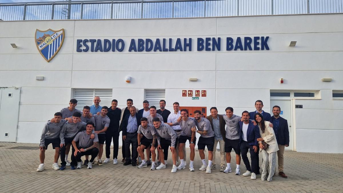 Ben Barek junto a los representantes del primer equipo de Málaga CF en su estadio.