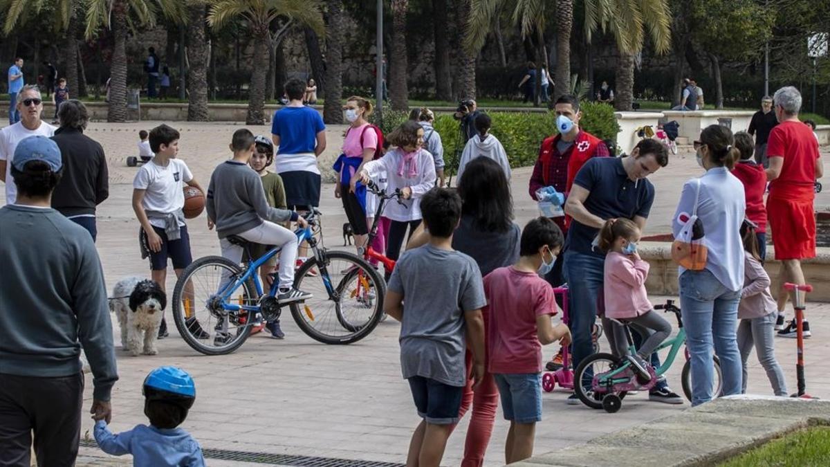 Un rio de niños  en el jardín del Túria de Valencia, por desconfinamiento