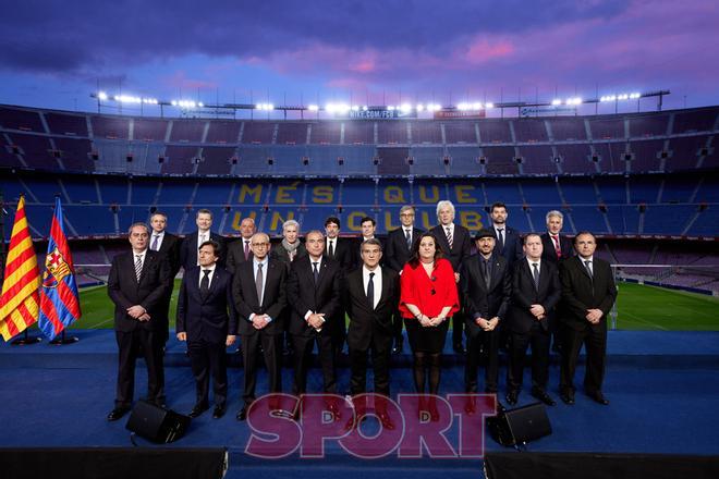 Joan Laporta ha sido investido como nuevo presidente del FC Barcelona en el Camp Nou ante trescientas personas.