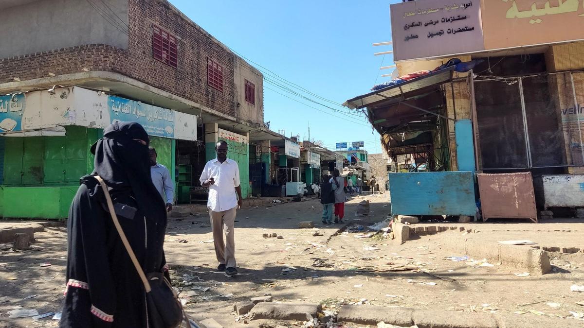 Ciudadanos pasean por las calles de Sudán desiertas y con los comercios vacíos.