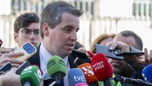L’advocat Jorge Piedrafita atén els mitjans a la seva sortida del Jutjat de Violència sobre la Dona, dimarts a Madrid.  | ALBERTO ORTEGA / EUROPA PRESS