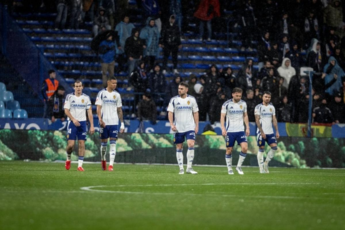 Francho, Arriaga, Soberón, Keidi Bare y Tasende, apesadumbrados tras la derrota ante el Eldense.