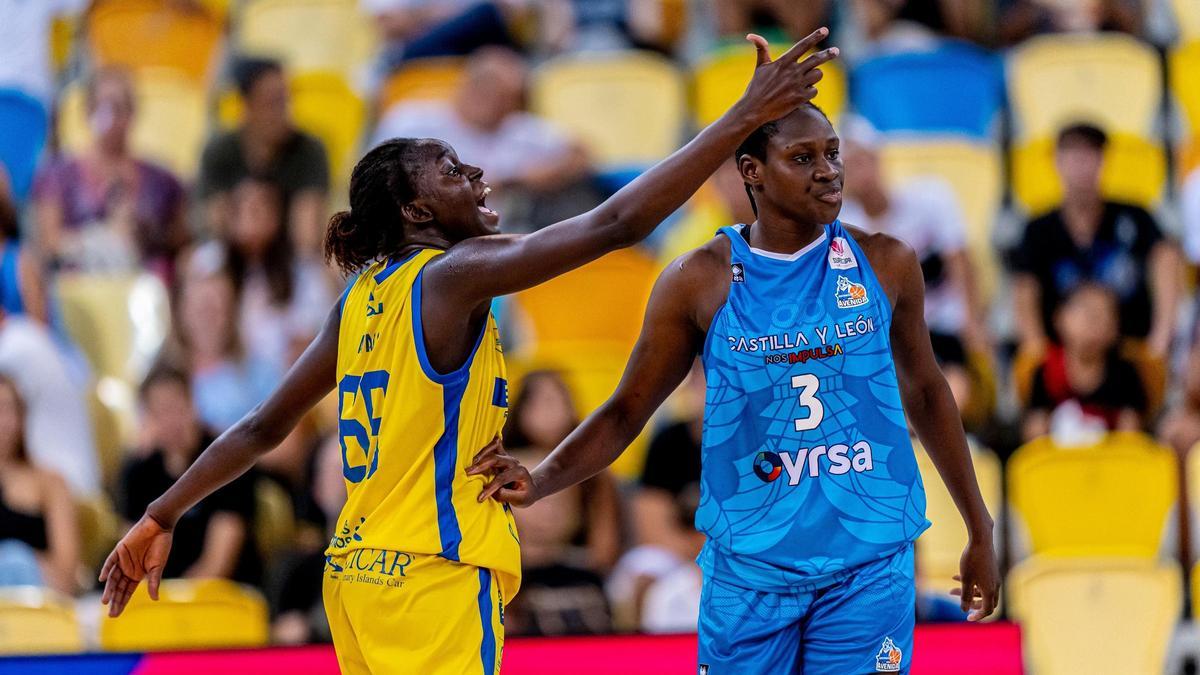 Adji Fall (69) ante su compañera y amiga, Sika Koné, en el encuentro de semifinales entre el Spar y el Perfumerías Avenida.