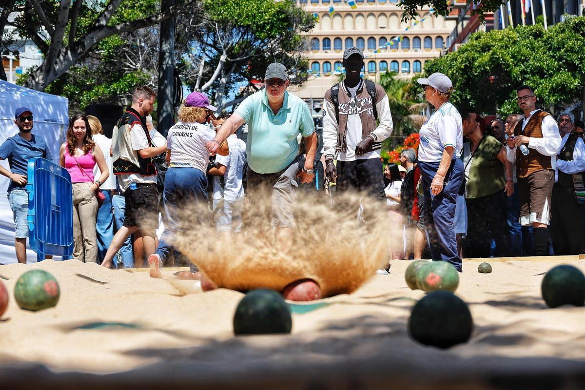 Varias personas juegan a las bochas durante la celebración del Día de Canarias.