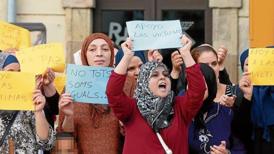 Un grup de musulmans en una acció de rebuig als atemptats de Barcelona