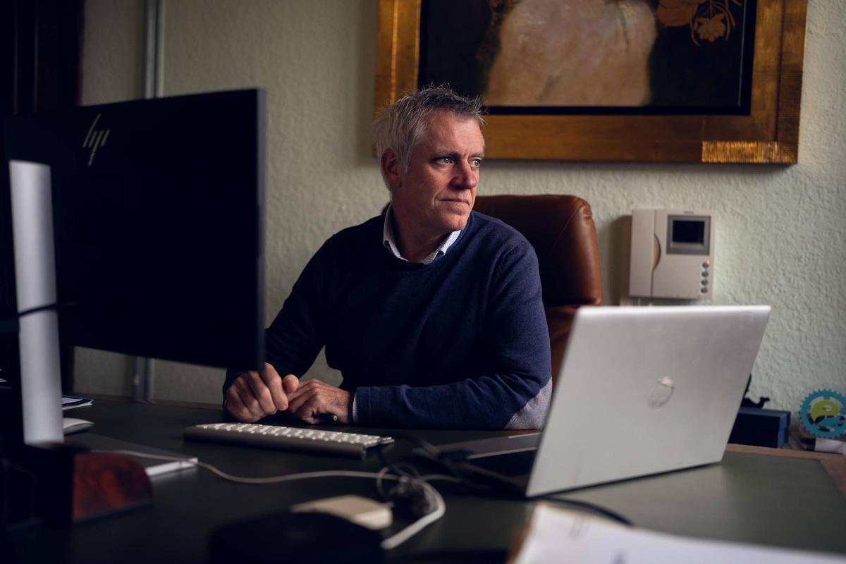 El alcalde de Amposta, Adam Tomàs, en su despacho.