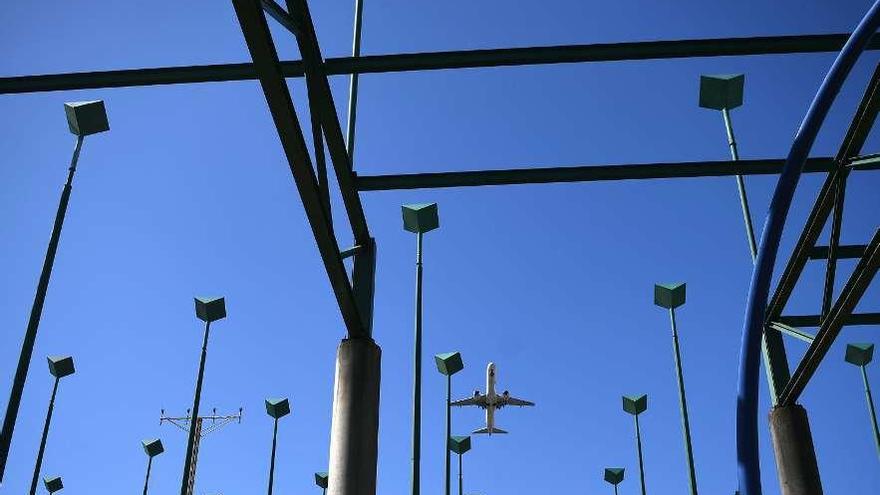 Un avión sobrevuela los postes del sistema ILS en Alvedro.