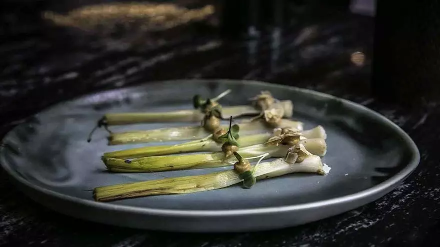 ON BARCELONA: Sergio Ruiz, del restaurante Línia, explica la receta de 'calçots' con romesco de maíz y trufa