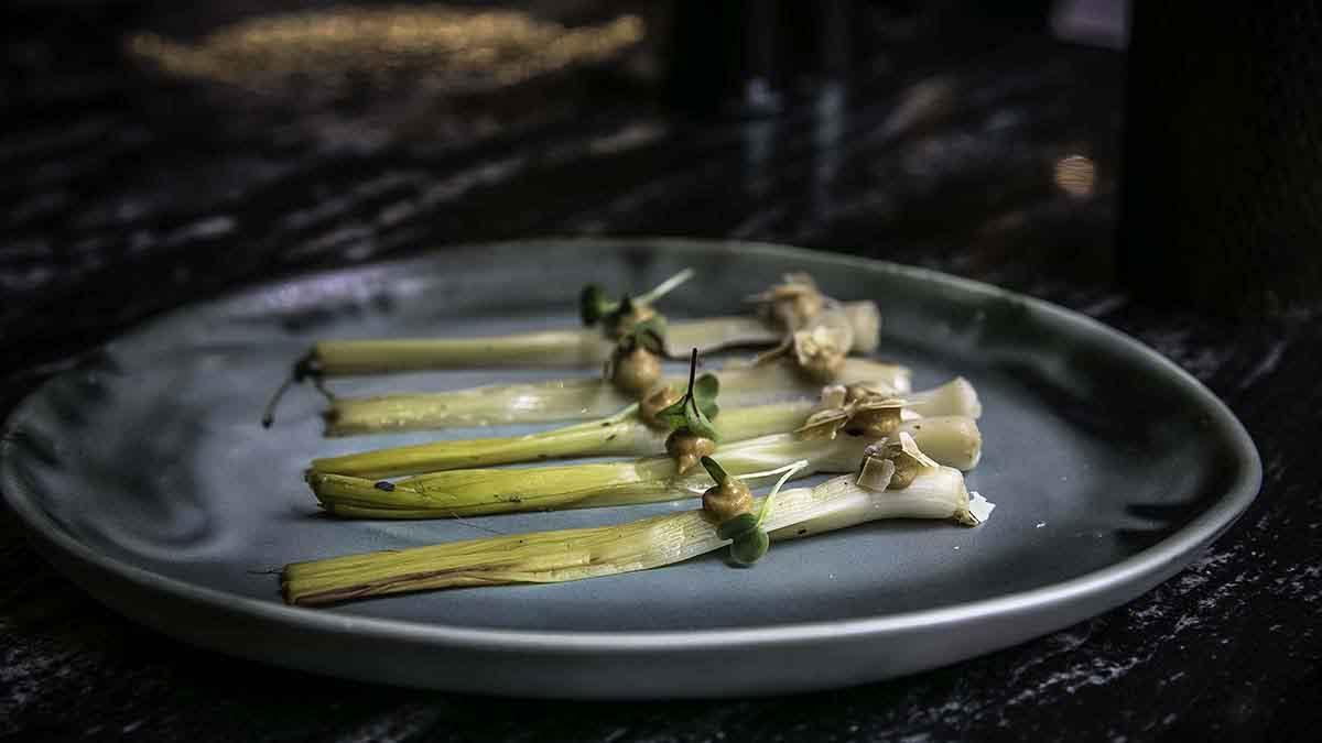 Sergio Ruiz del restaurante Línia nos presenta los ’calçots con romesco de maíz y trufa’