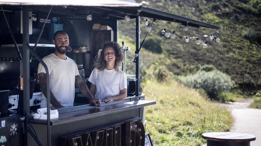 Claudia y Aarón tienen en La Farrapona el food truck más alto de la Cordillera