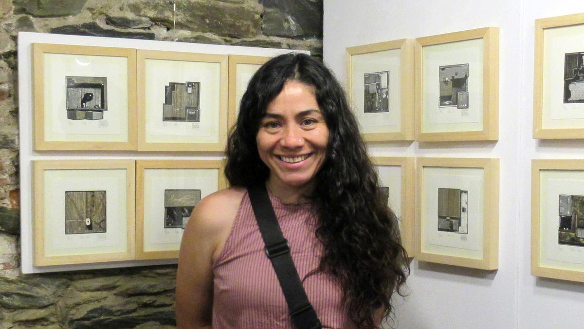 L'artista María Luisa Estrada, envoltada de la seva obra a la galeria Fort.