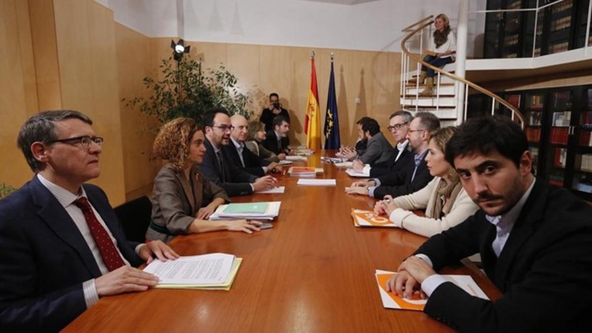 Los equipos negociadores del PSOE y Ciudadanos, este miércoles en el Congreso.