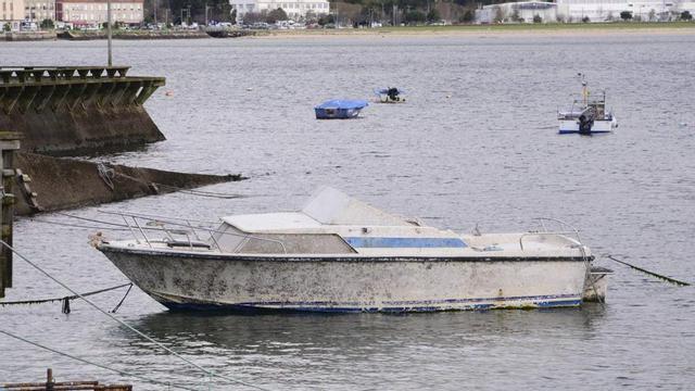Uno de los barcos abandonados, amarrado al paseo de Moaña. |  Gonzalo Núñez