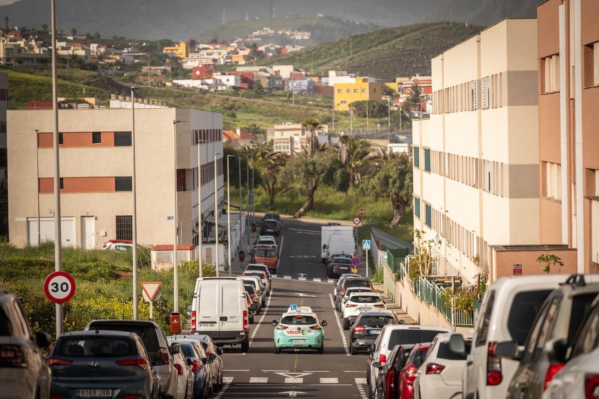 Una de las calles de la urbanización con palabras del habla popular de Canarias.