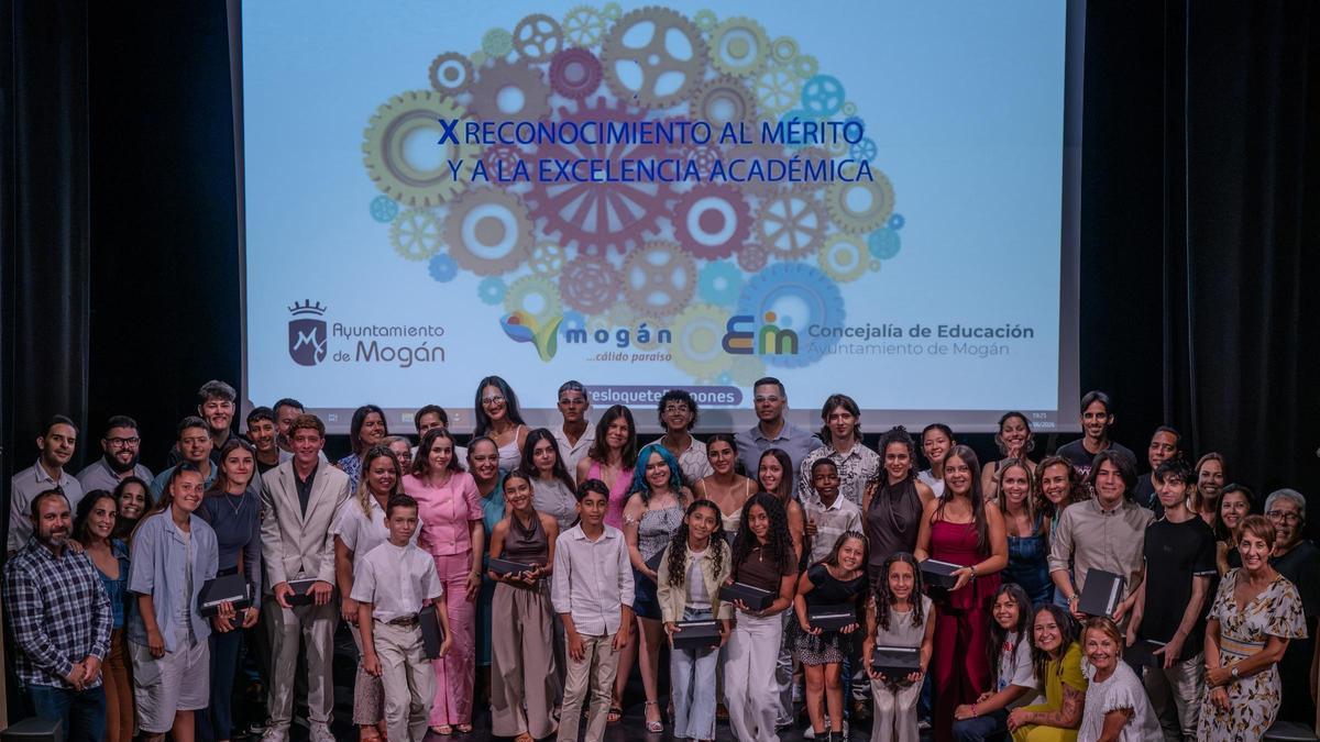 La alcaldesa de Mogán, Onalia Bueno, junto al alumanado, profesorado y concejales del municipio, en el acto de Reconocimiento al Mérito y la Excelencia Académica.