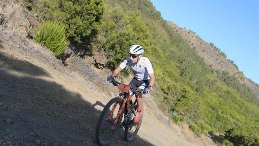 El corredor catalán Ismael Ventura, en plena ruta de la Transvulcania Bike de La Palma.