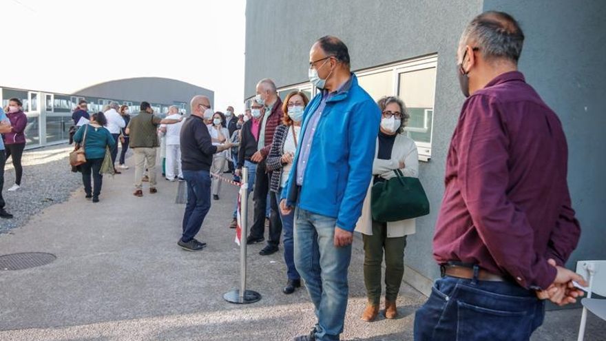 Quejas por las esperas para vacunarse: «Llevamos aquí dos horas»