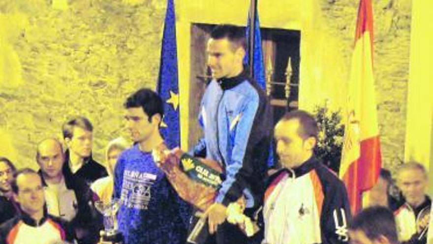 Daniel Pérez, en lo alto del podio en Navia, junto a Hernández y González.