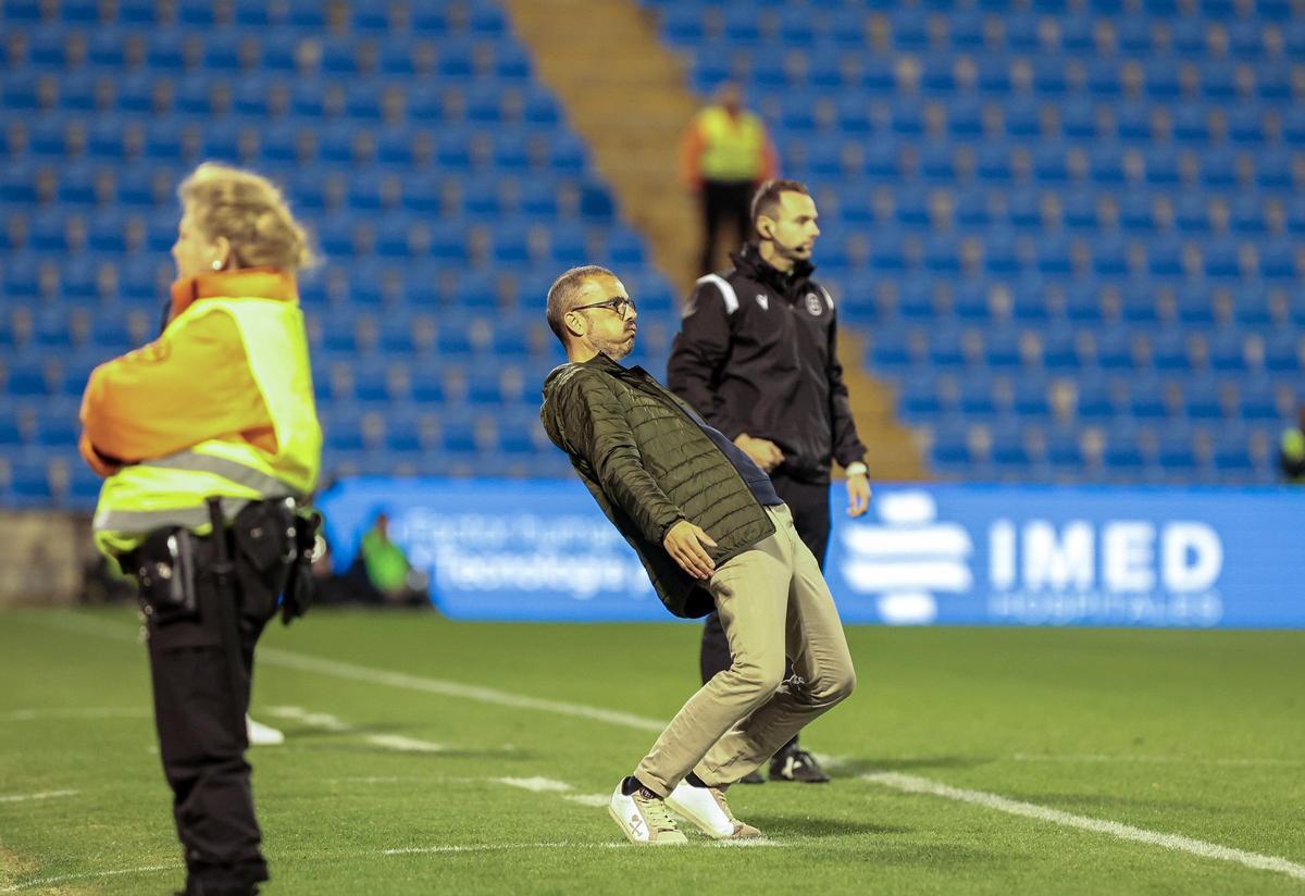 Beto Company resopla durante una acción del Hércules-Eldense, el pasado sábado.
