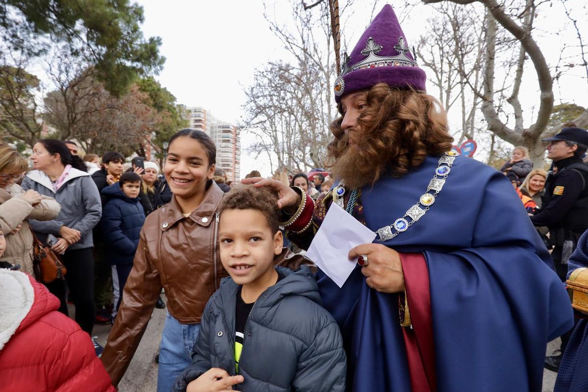 En imágenes | Los Reyes Magos ya están en Zaragoza: miles de familias los reciben en el Parque Grande