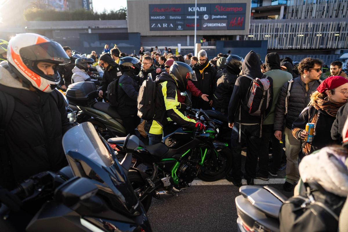 La protesta de profesores corta la B-20 a la altura de Finestrelles