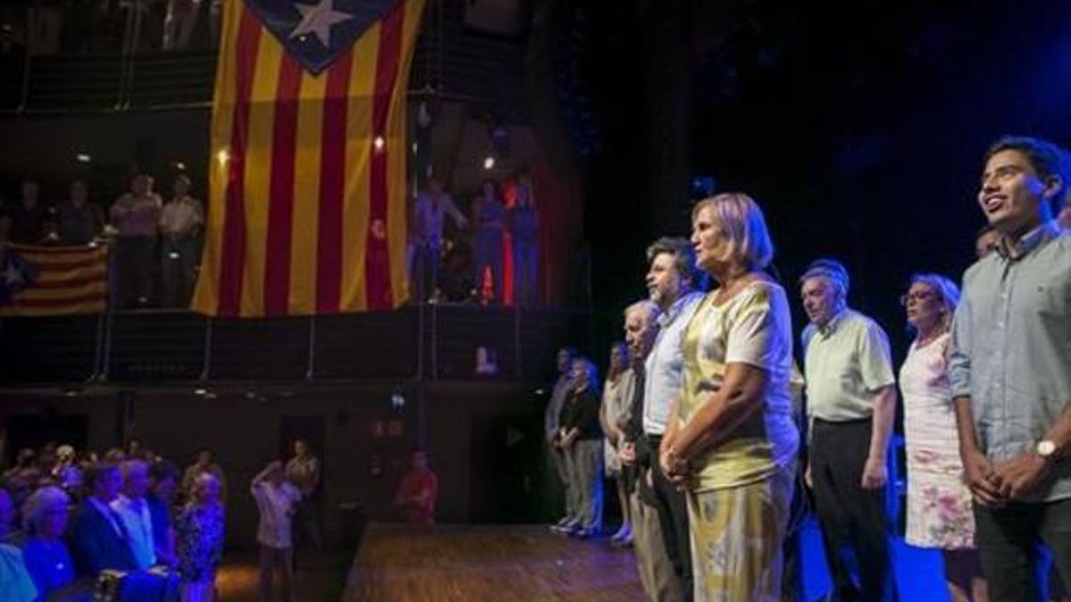 Núria de Gispert, Antoni Castellà y otros dirigentes, en la presentación de Demòcrates de Catalunya, ayer.