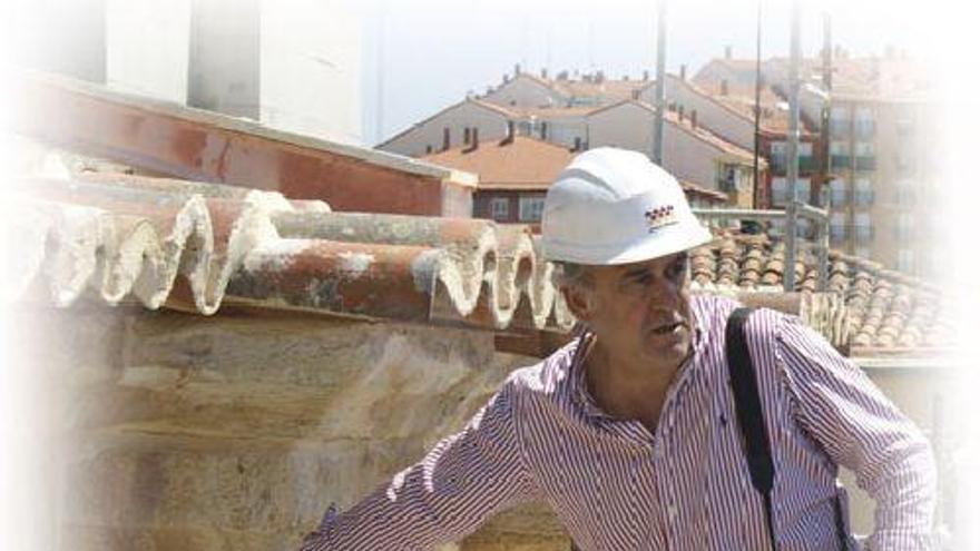 Antiguo claustro. Hoy arrasado, el antiguo claustro formaba parte del complejo monástico en manos de los Caballeros Hospitalarios. Allí, ahora al descubierto, aparece un grabado funerario del que se aprecian sus líneas, pero con letras ilegibles. Probablemente, tiene relación con los epitafios que existen en el interior de la iglesia. Es extraño que estas escrituras se hallen en los muros exteriores.