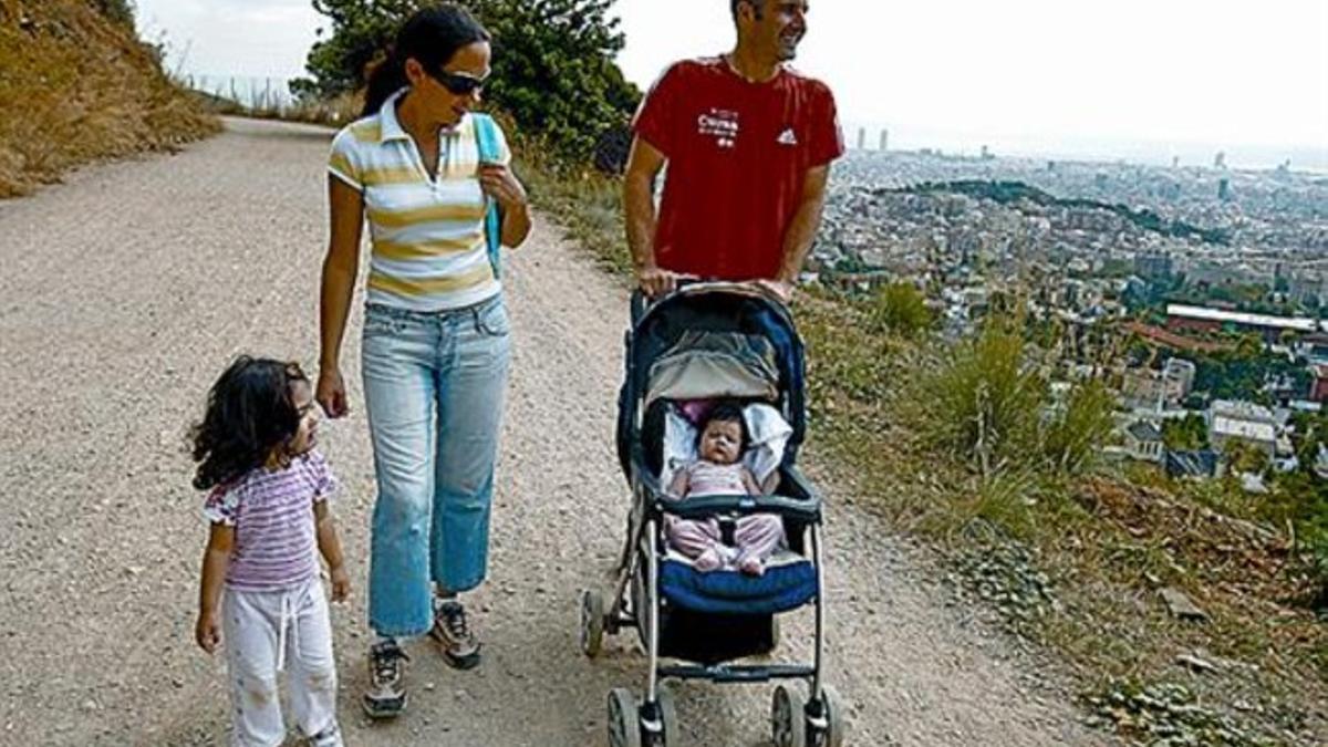La familia Valdés Kiekebusch pasea por Collserola, el viernes.