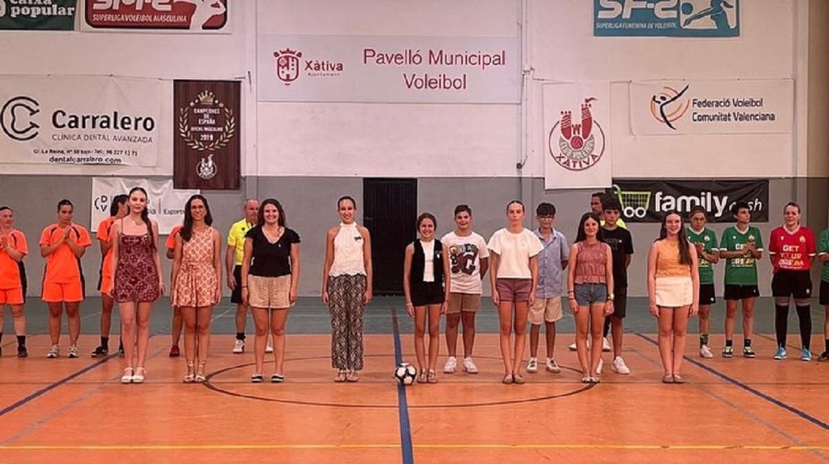Las Falleras Mayores de Xàtiva y sus cortes de honor, antes de jugarse la final de la categoría femenina.