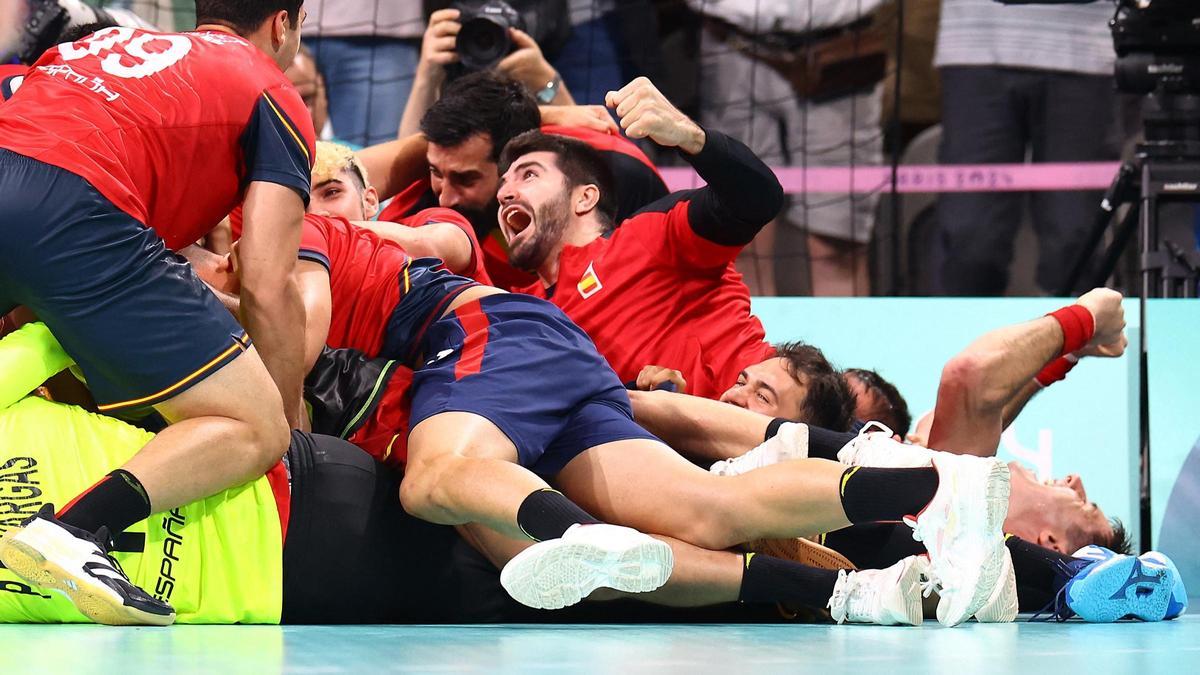 El español Javier Rodríguez se abraza a sus compañeros de equipo para celebrar la consecución de la medalla de bronce en la prueba de balonmano en los Juegos de Paris 2024