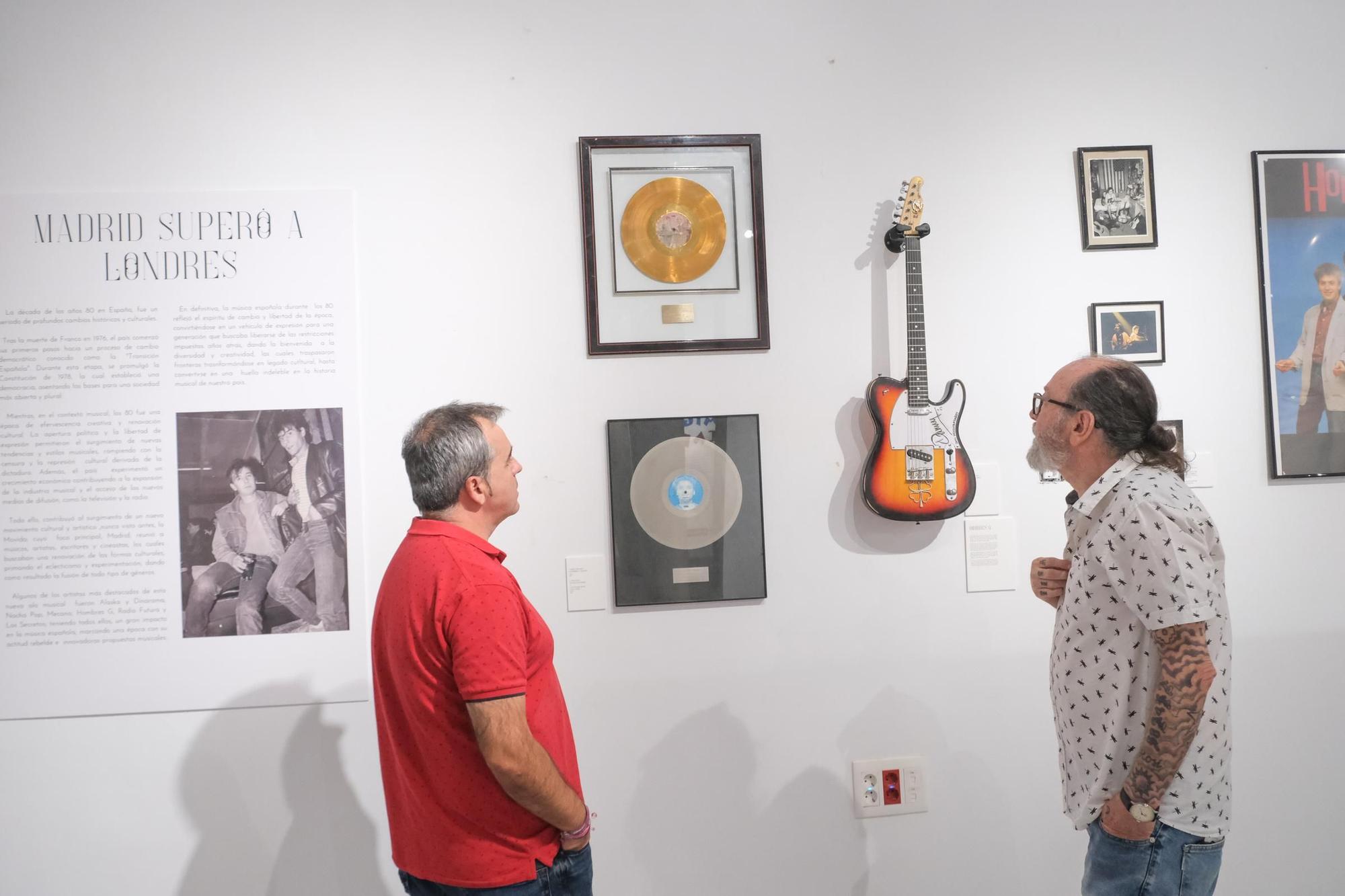 Ráfagas musicales de los 80 y 90 en Aspe: desde la camisa de Nacho Garcia de Nacha Pop a la guitarra de Santana