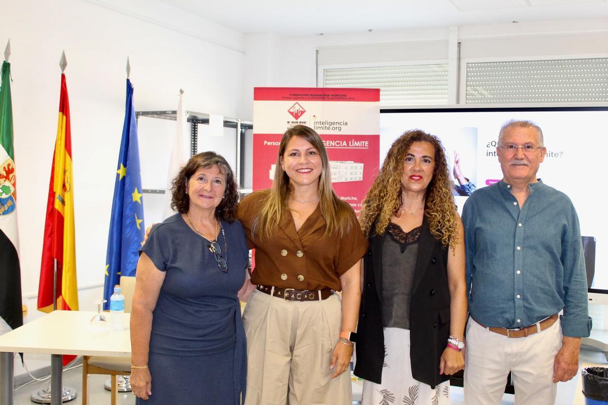 De izquierda a derecha, Magdalena Moriche, Sandra Valencia, Carmen Gómez y José María Iglesias, este lunes durante la visita de la consejera de Educación a Aexpainba y la Fundación Magdalena Moriche.