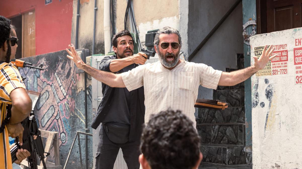 Los actores Mario Casas y Luis Zahera, durante el rodaje de la película "Zeta", del director gallego Dani de la Torre.