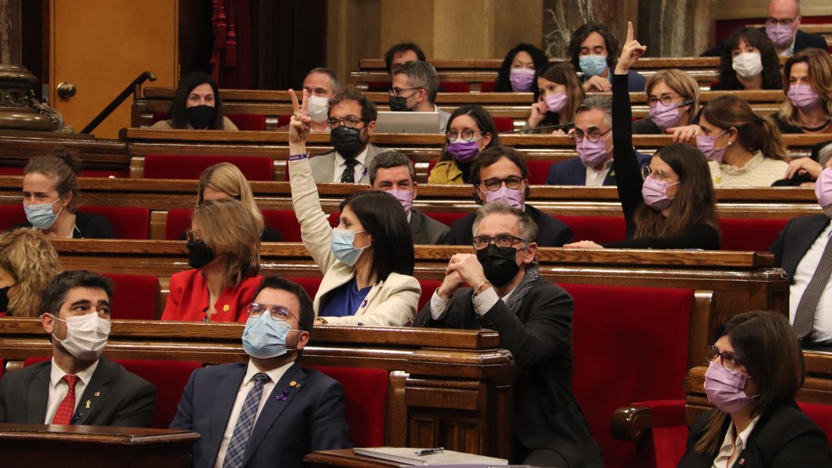 Pla tancat de la portaveu d&#039;ERC, Marta Vilalta, i la de JxCat, Mònica Sales, rebutjant les esmenes a la totalitat i facilitant la tramitació dels pressupostos al ple del Parlament