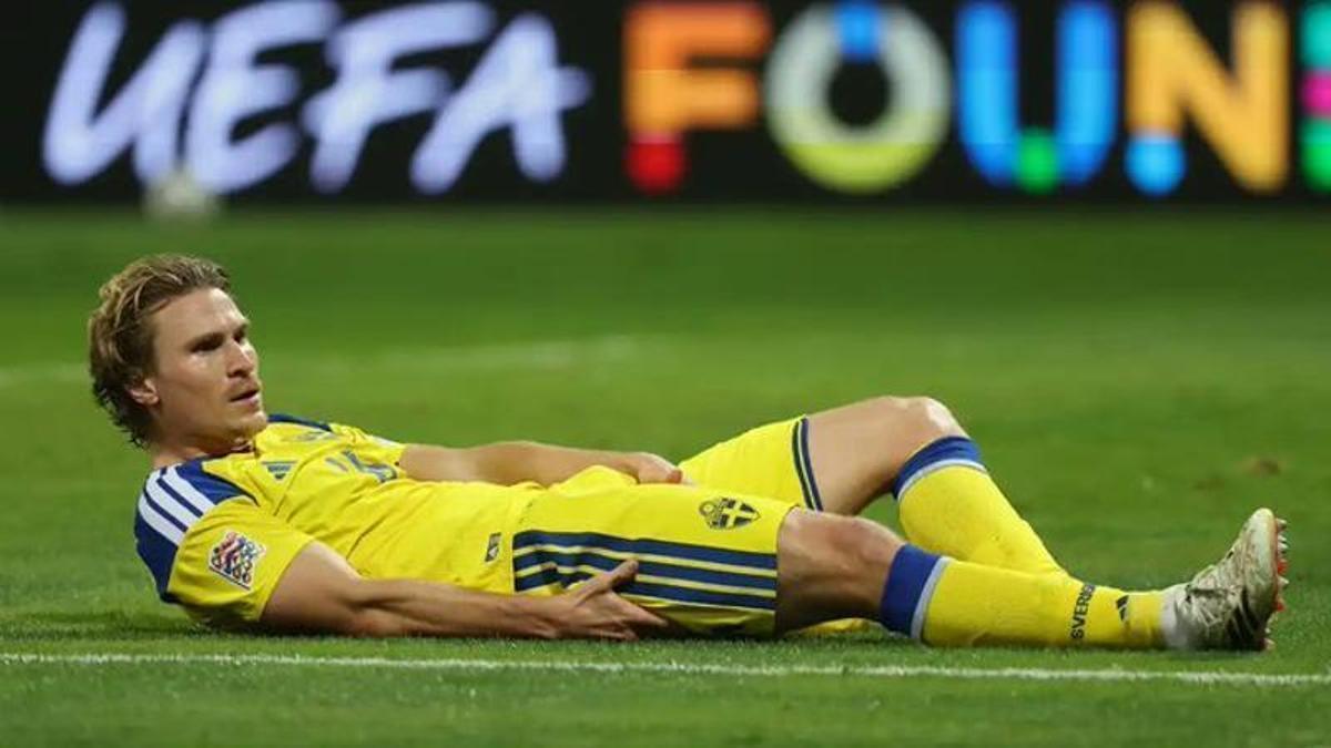 Starfelt, en el suelo, se lleva la mano a la parte posterior del muslo tras lesionarse.