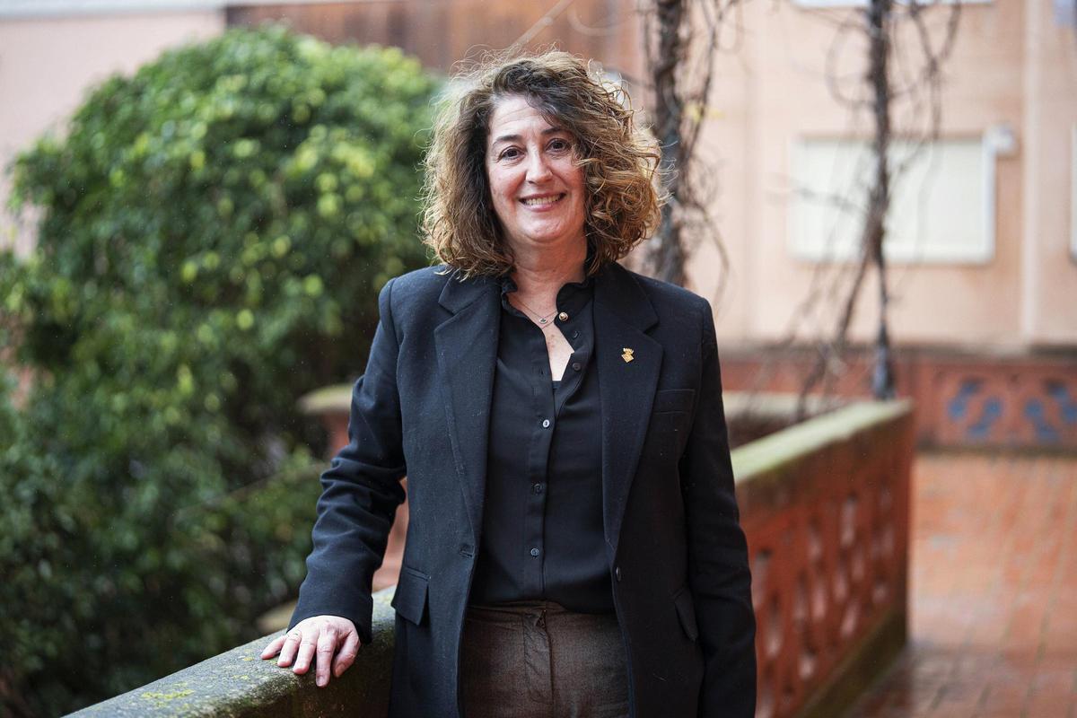 La alcaldesa de Viladecans, Olga Morales, posa para el periódico en el balcón del Ayuntamiento.