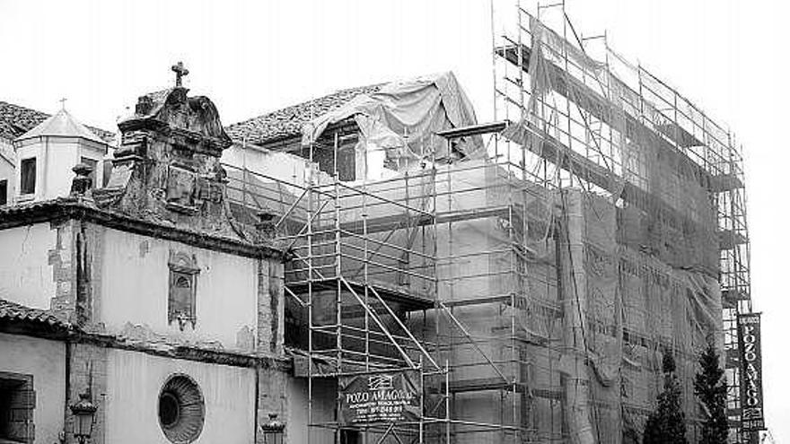 Aspecto que presenta el edificio conventual que se está desmontando, parapetado con andamios.